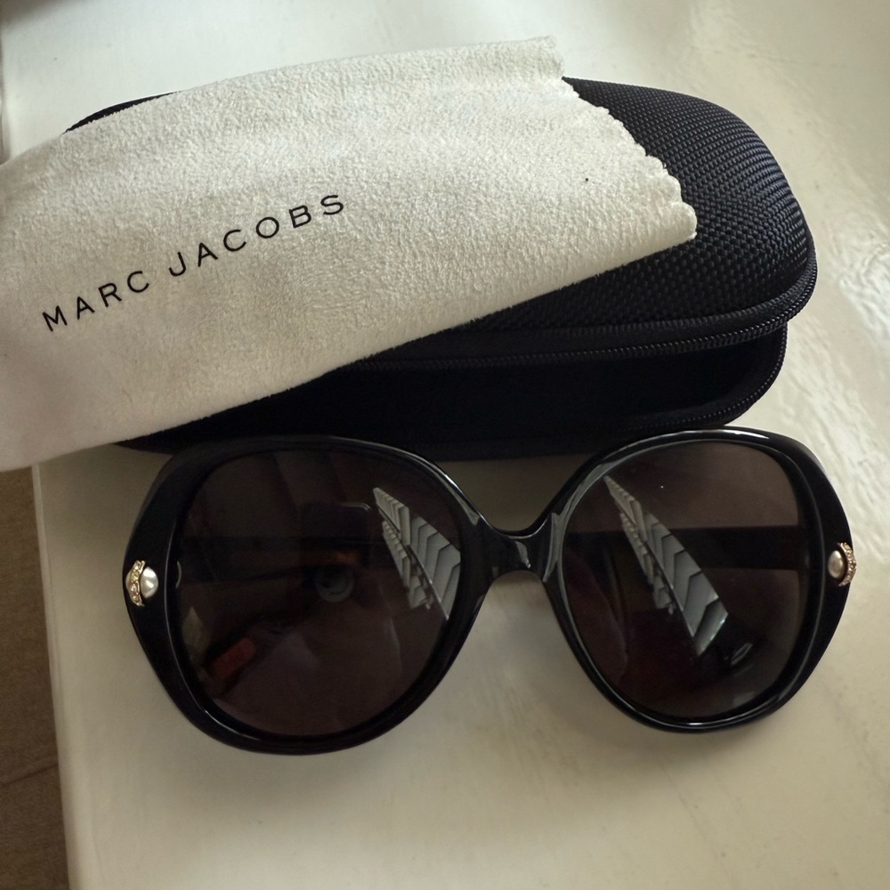 Marc Jacobs Elegant Black Sunglasses
